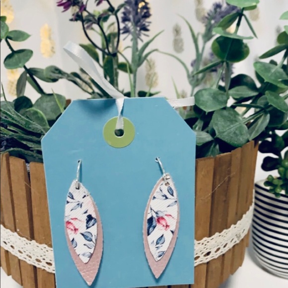 Earrings made of faux leather. - Picture 7 of 7